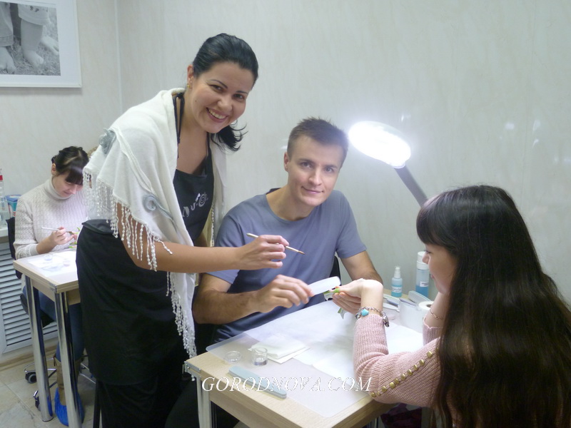 In Kazan vom 4. November bis zum 8. November 2012 war das seminar "Die Nagelverlängerung und Nageldesign" (Acryl)