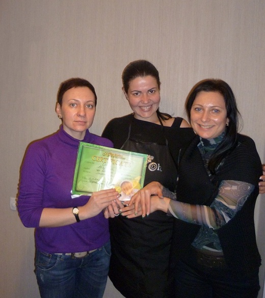 9-10 Dezember 2012 in Moskau hat den Kurs der Berufliche Weiterentwicklung  "die Modellierung von  French-Nagel" (Acryl) passiert.